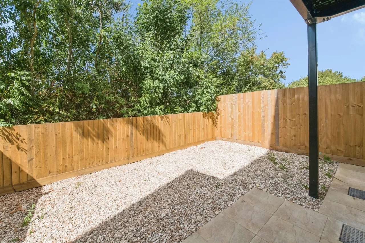 Covert Close, Axminster, photo 9
