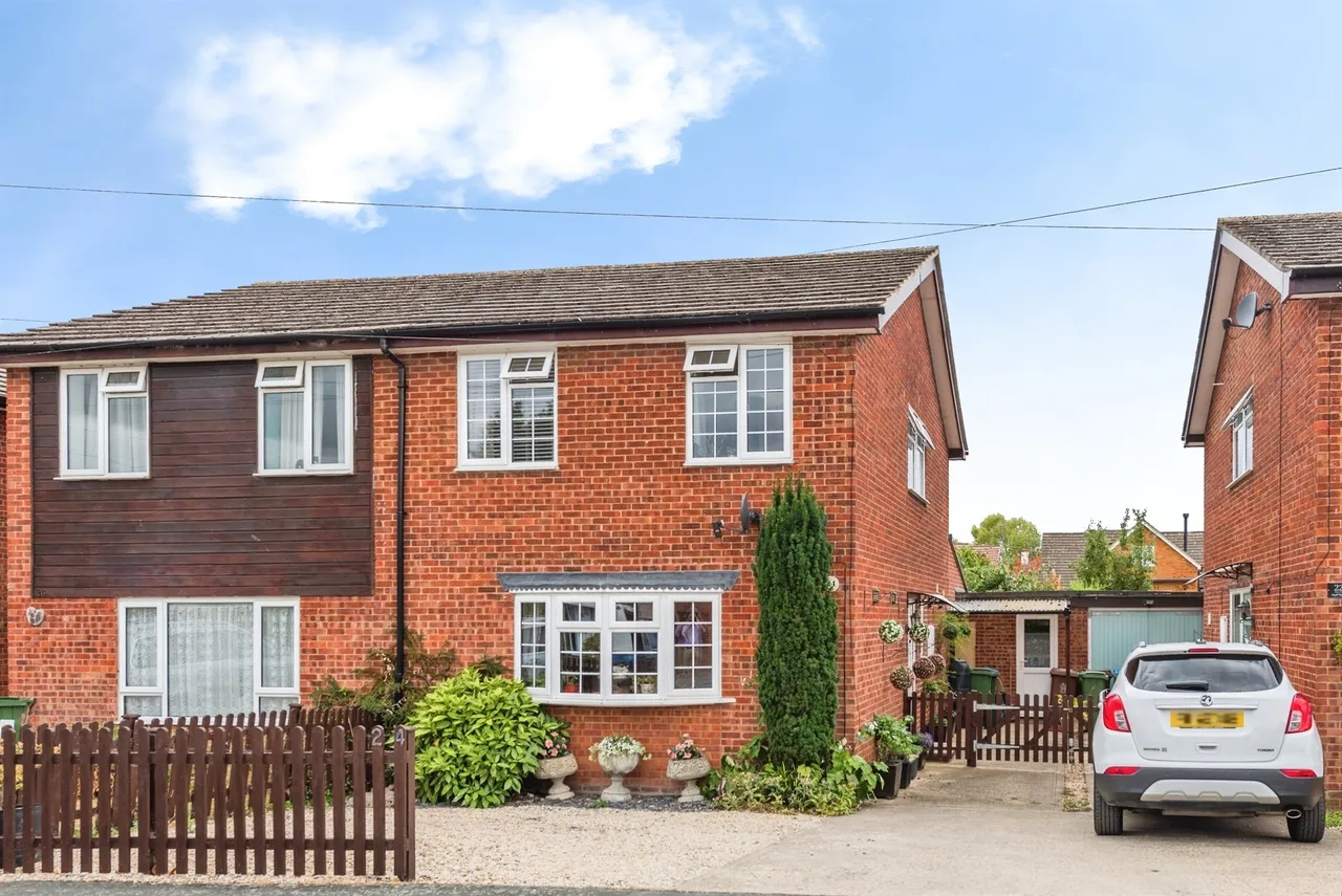3 bed house for sale — College Crescent, Oakley, Aylesbury