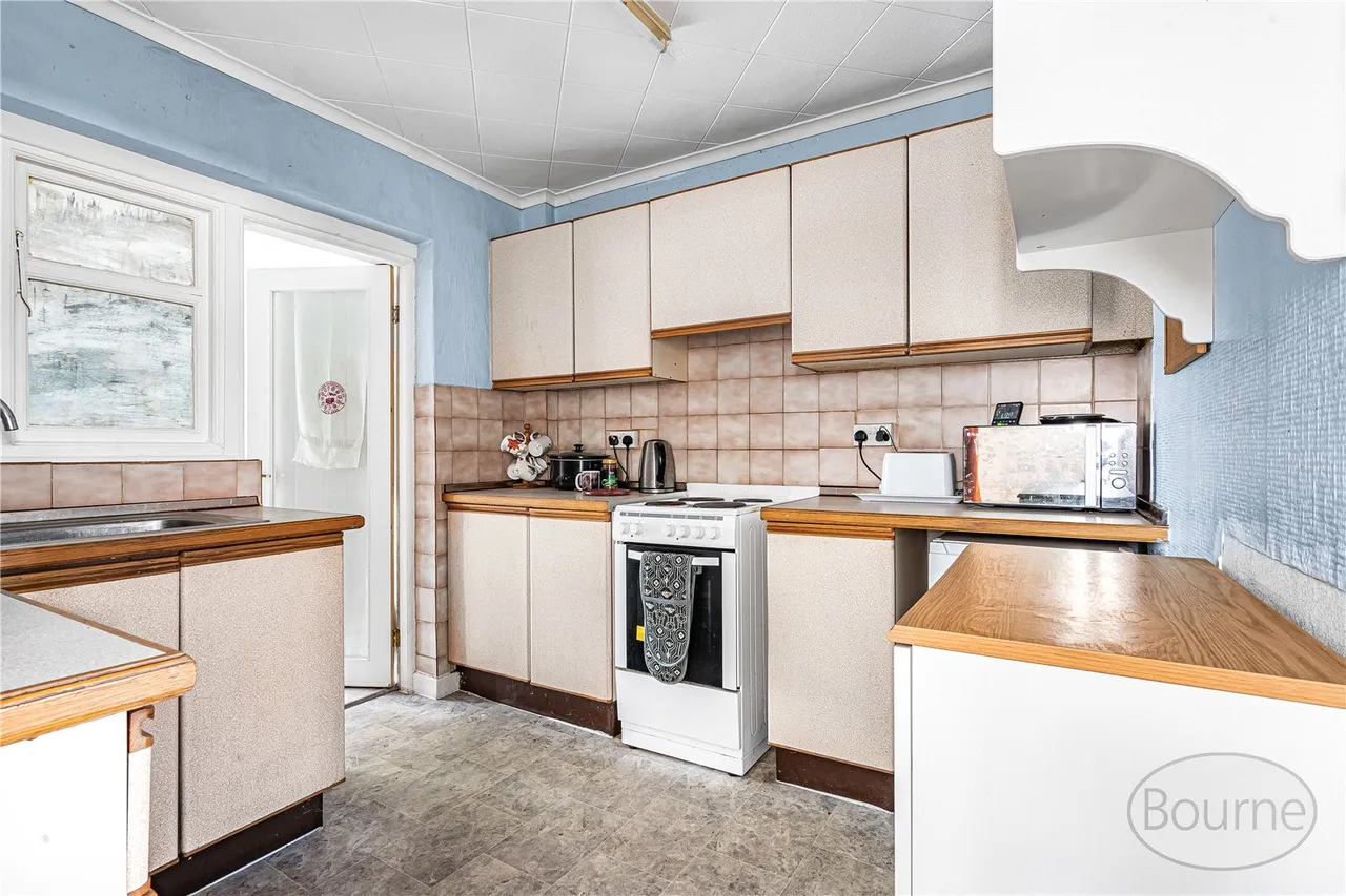 Sutton Avenue, St. John's, GU21, photo 3