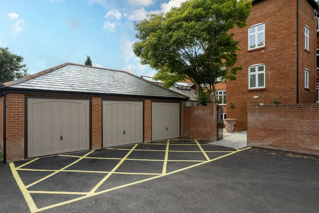Buckfield House Oakley Place, Hartley Wintney, Hook, RG27 8FT, photo 13
