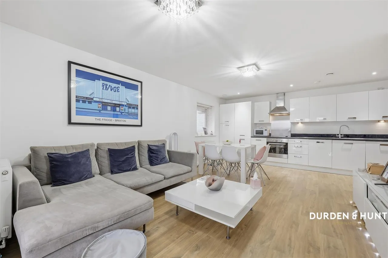 2 bed flat for sale, Stafford Avenue, Hornchurch, RM11