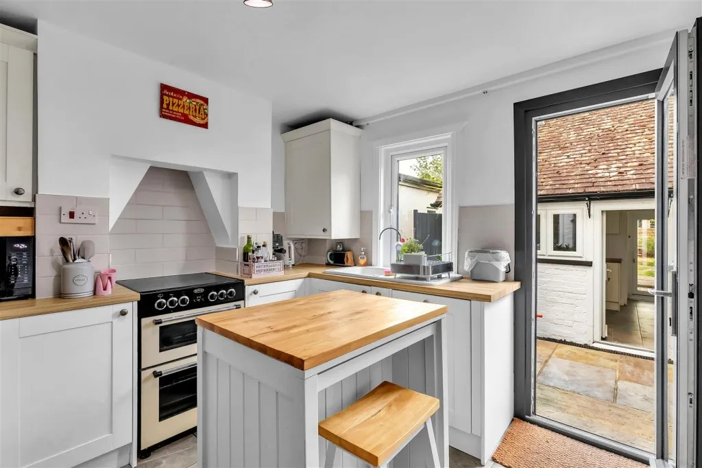 Crawley Road, Horsham, RH12, photo 4
