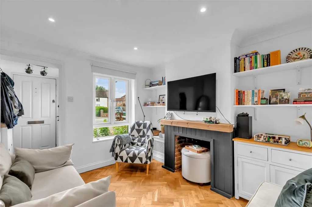 Crawley Road, Horsham, RH12, photo 2