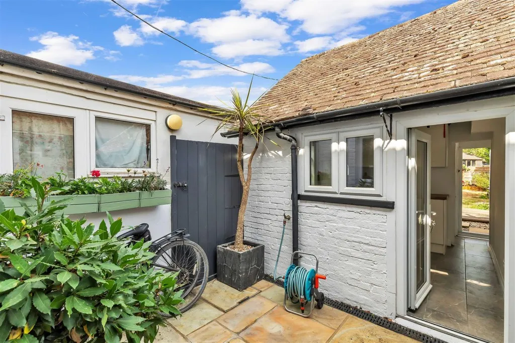 Crawley Road, Horsham, RH12, photo 12