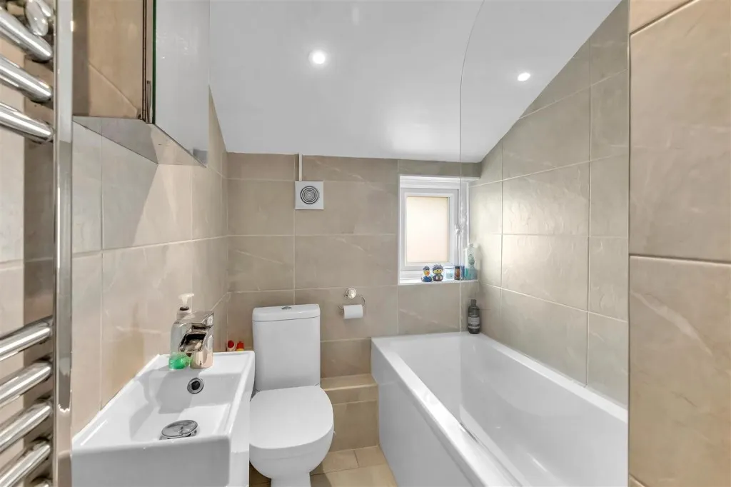 Crawley Road, Horsham, RH12, photo 10