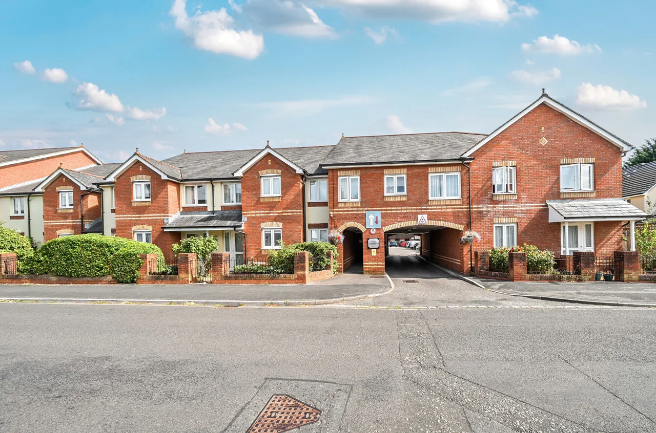 2 bed flat for sale, Ackender Road, Alton, GU34