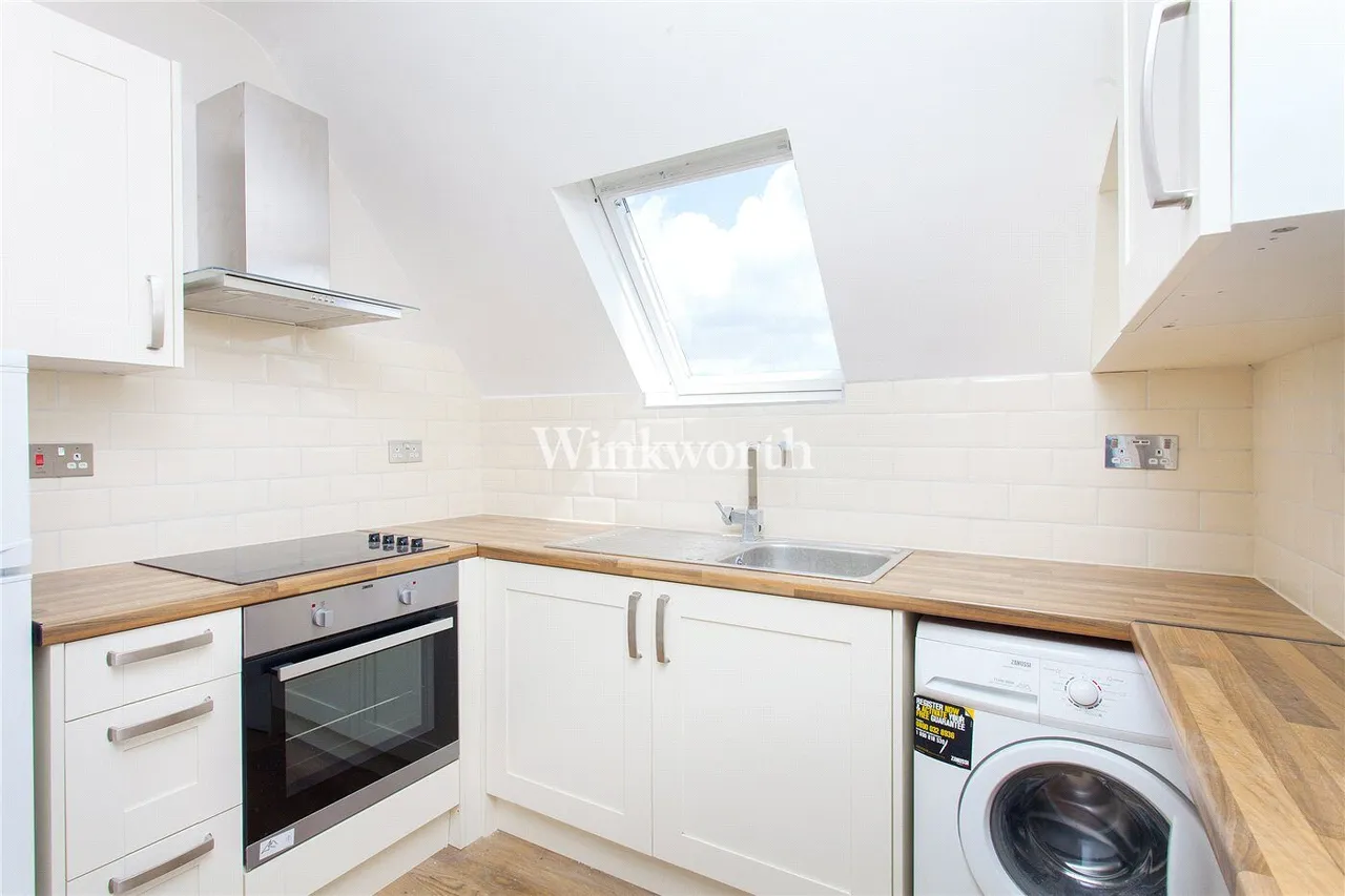 Finchley Road, London, NW11, photo 3