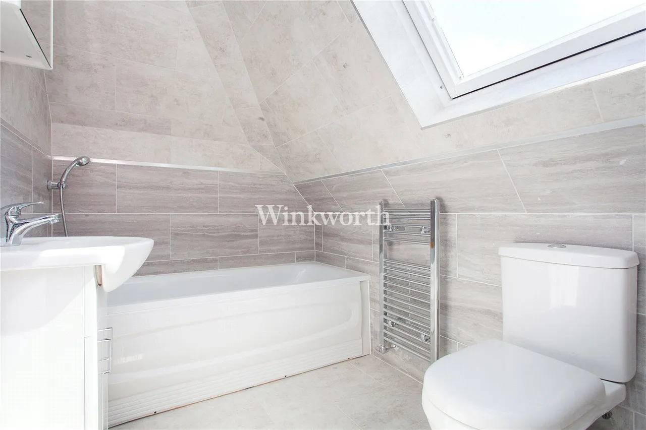 Finchley Road, London, NW11, photo 2