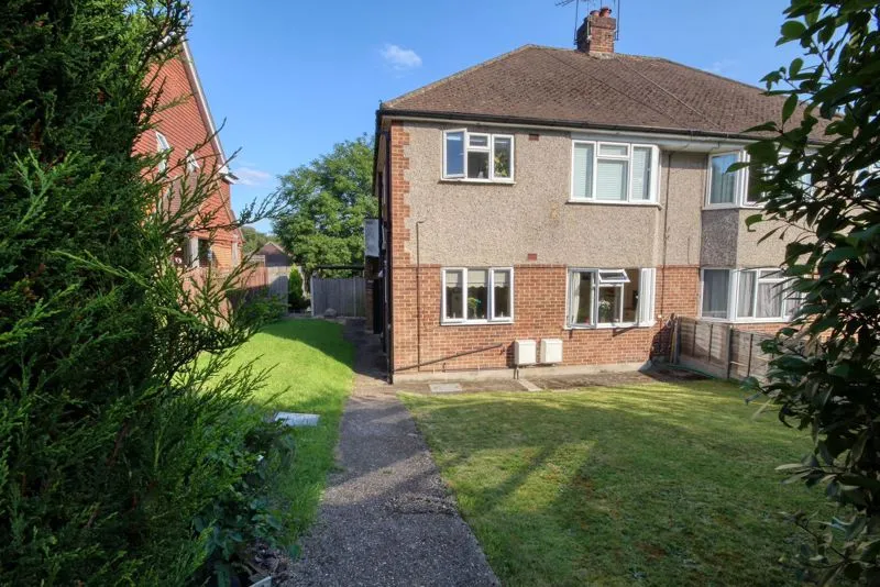 2 bed flat for sale — Kingston Road, Leatherhead KT22 7QE