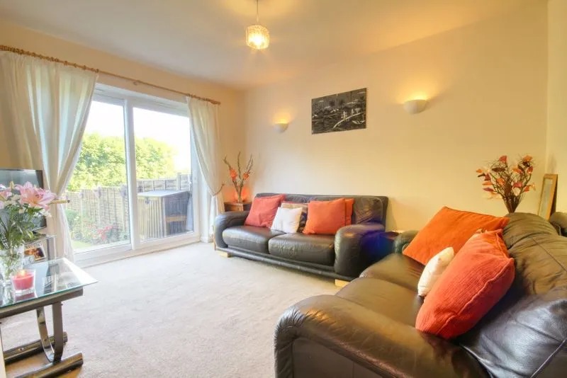 Kingston Road, Leatherhead KT22 7QE, photo 4