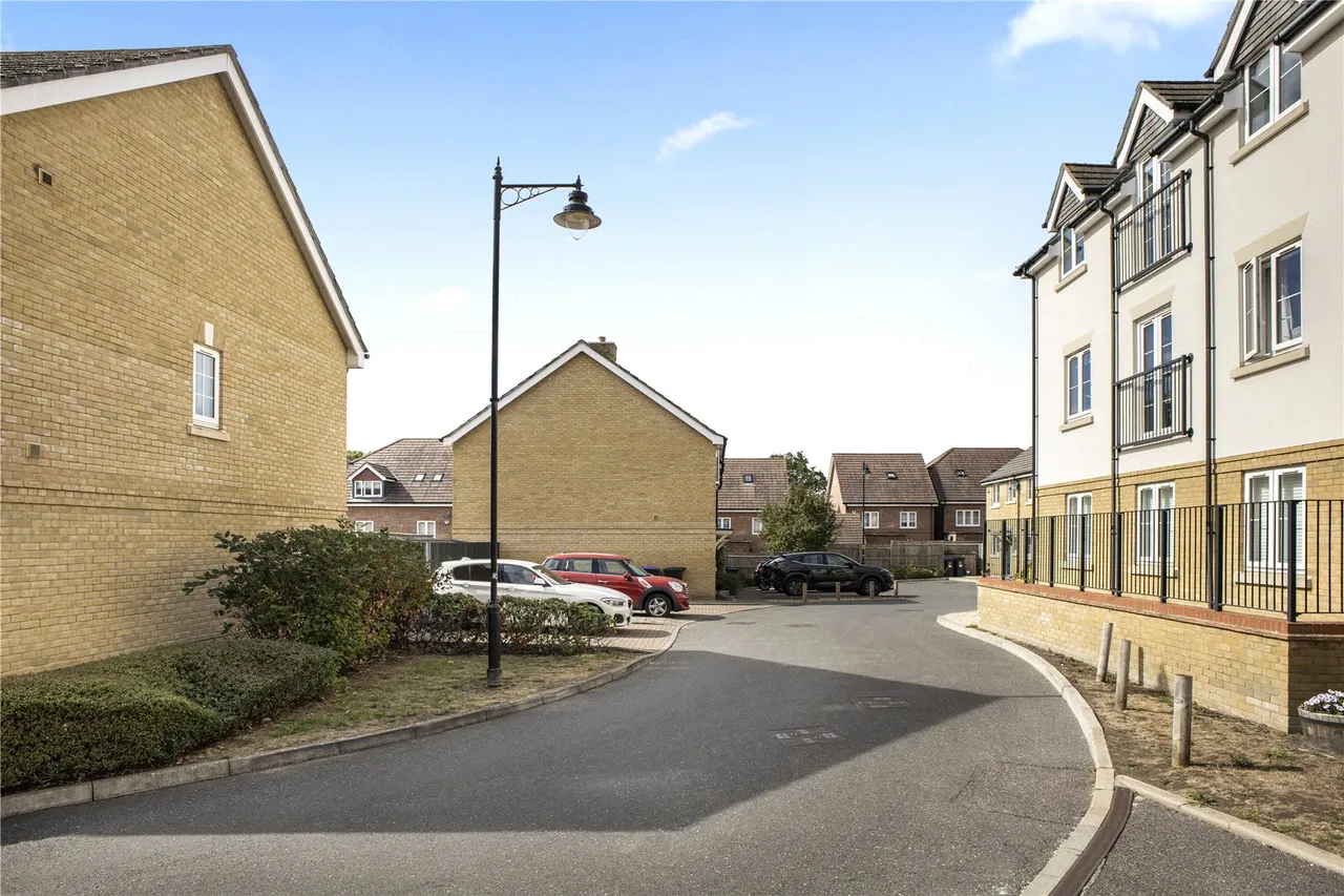 Brookwood Farm Drive, Knaphill, GU21, photo 17
