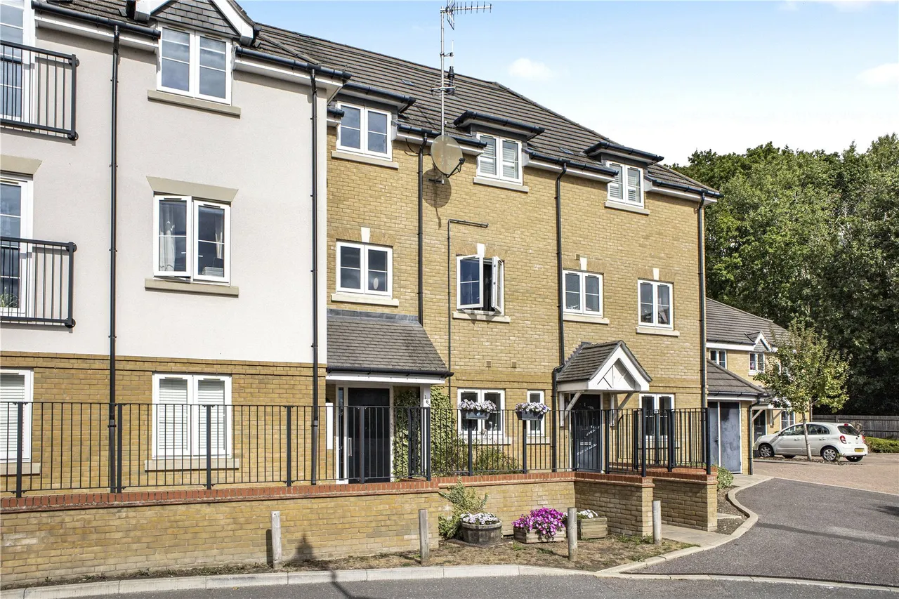 2 bed flat for sale, Brookwood Farm Drive, Knaphill, GU21