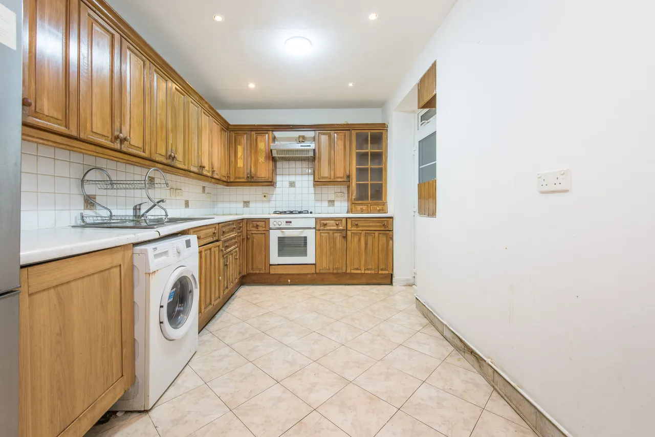 156 Beaufort Park, London, photo 4