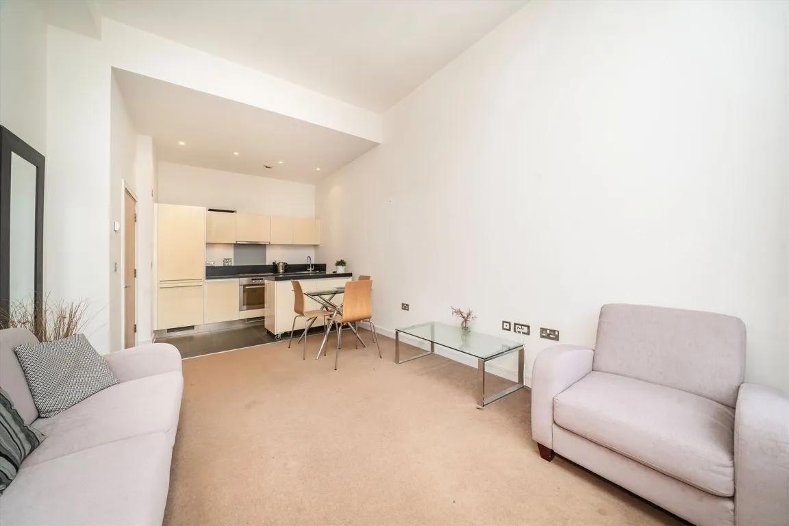 Great West Road, TW8, photo 5