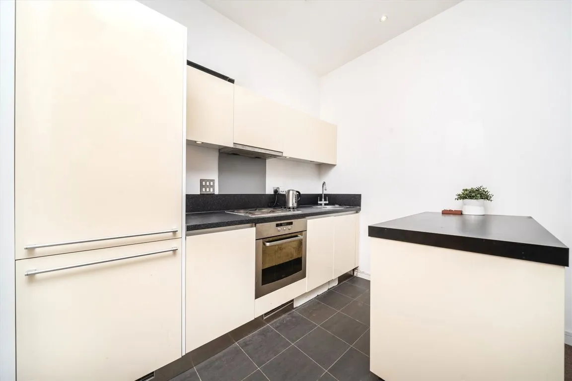 Great West Road, TW8, photo 6