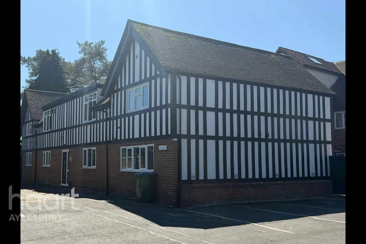 2 bed flat for sale, High Street, Aylesbury, HP22