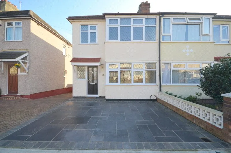 3 bed house to rent, Norfolk Road, Upminster, RM14