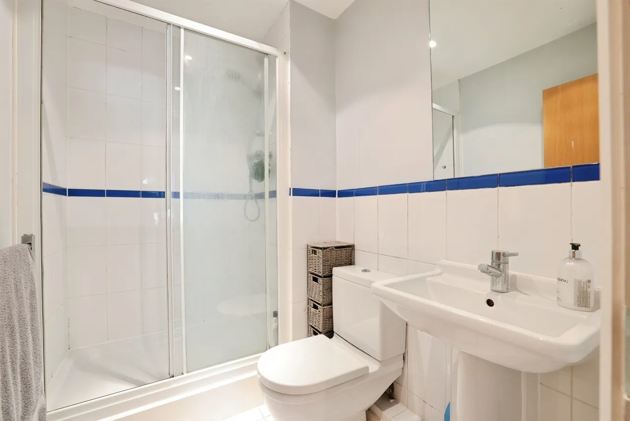 Metropolitan Station Approach, Watford, WD18, photo 13