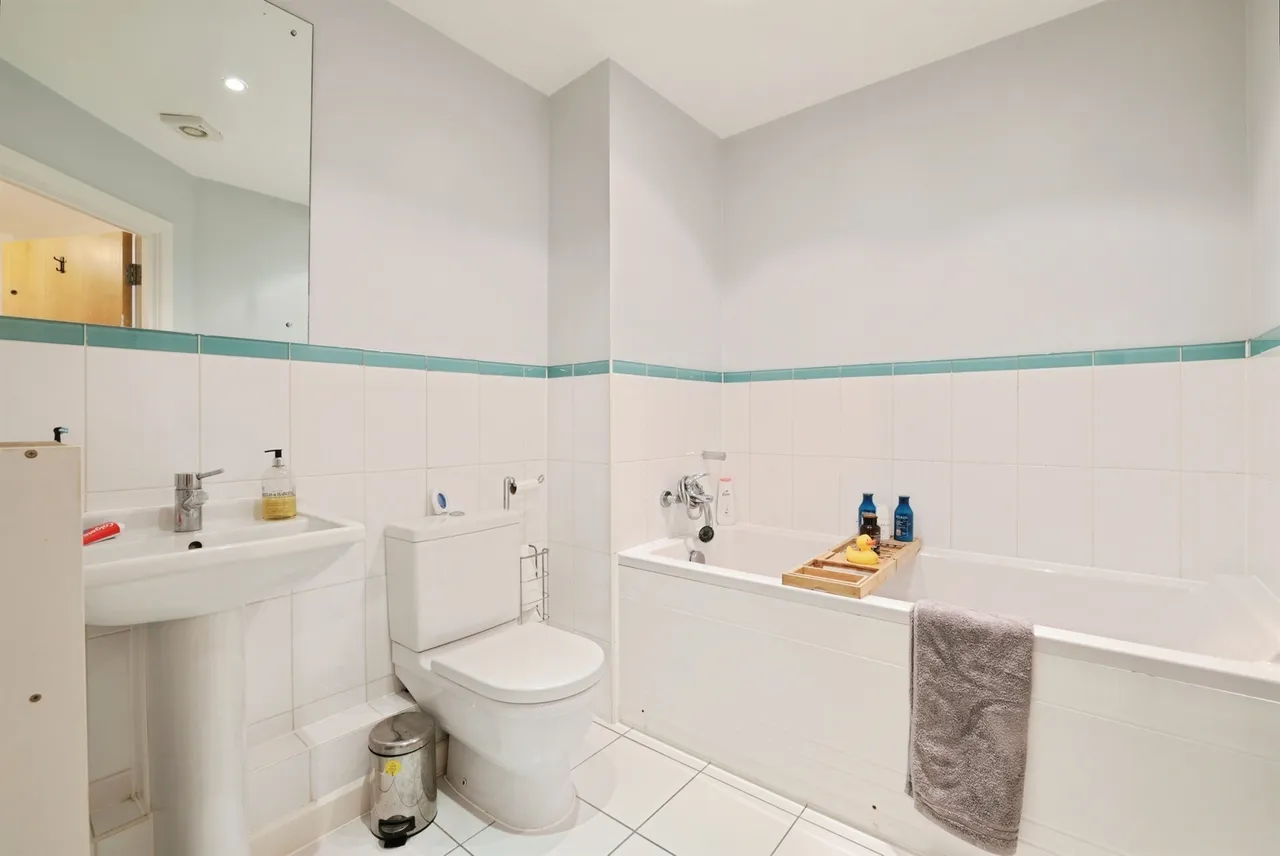 Metropolitan Station Approach, Watford, WD18, photo 16