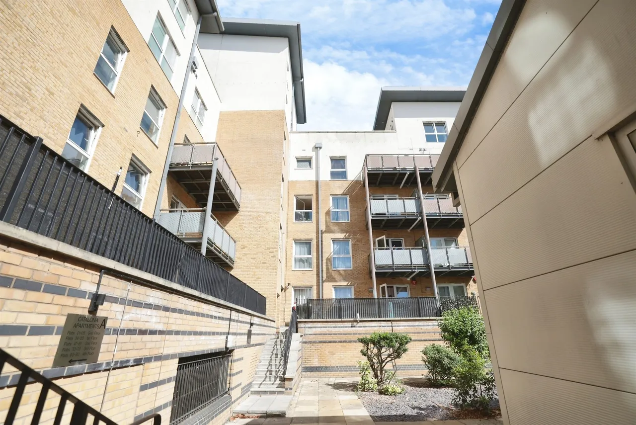 Metropolitan Station Approach, Watford, WD18, photo 20