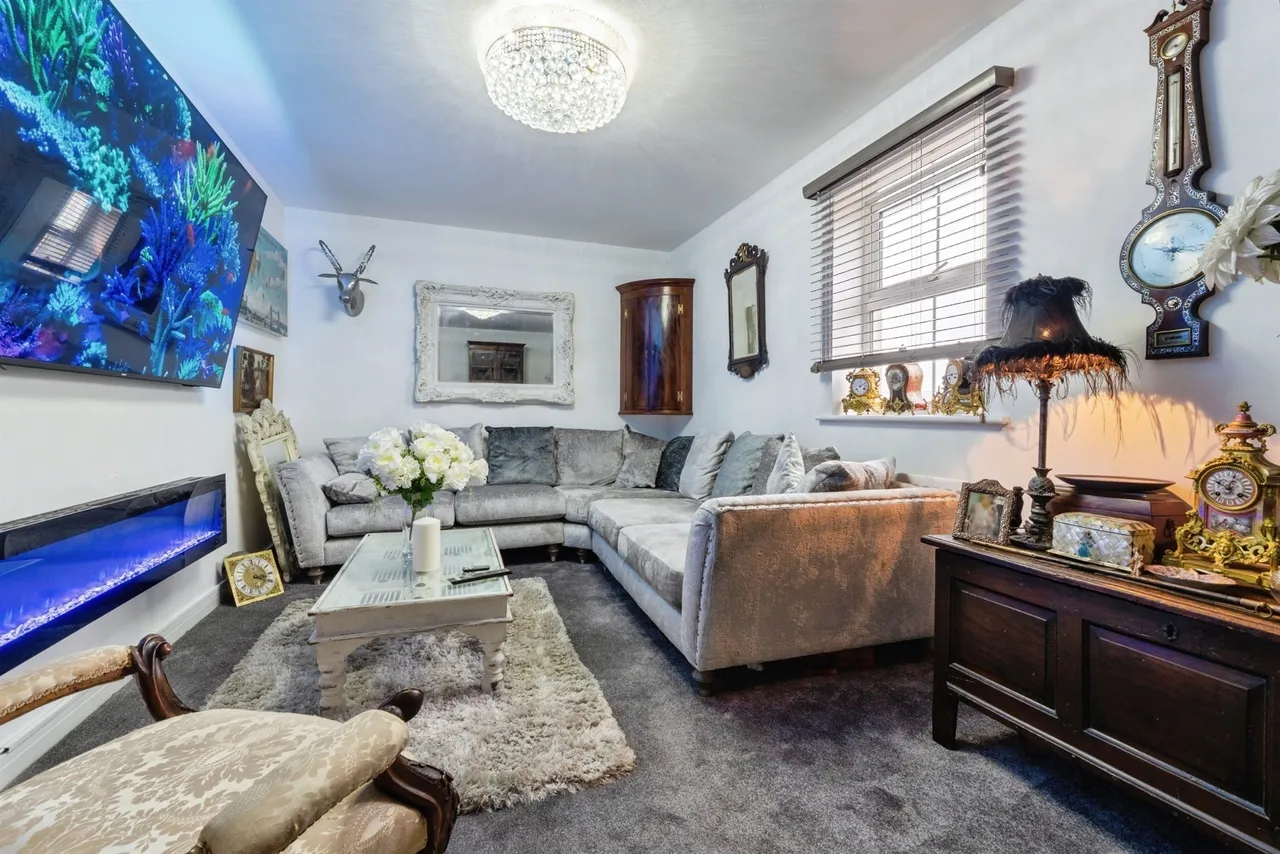 2 bed flat for sale — Beagle Close, Leicester