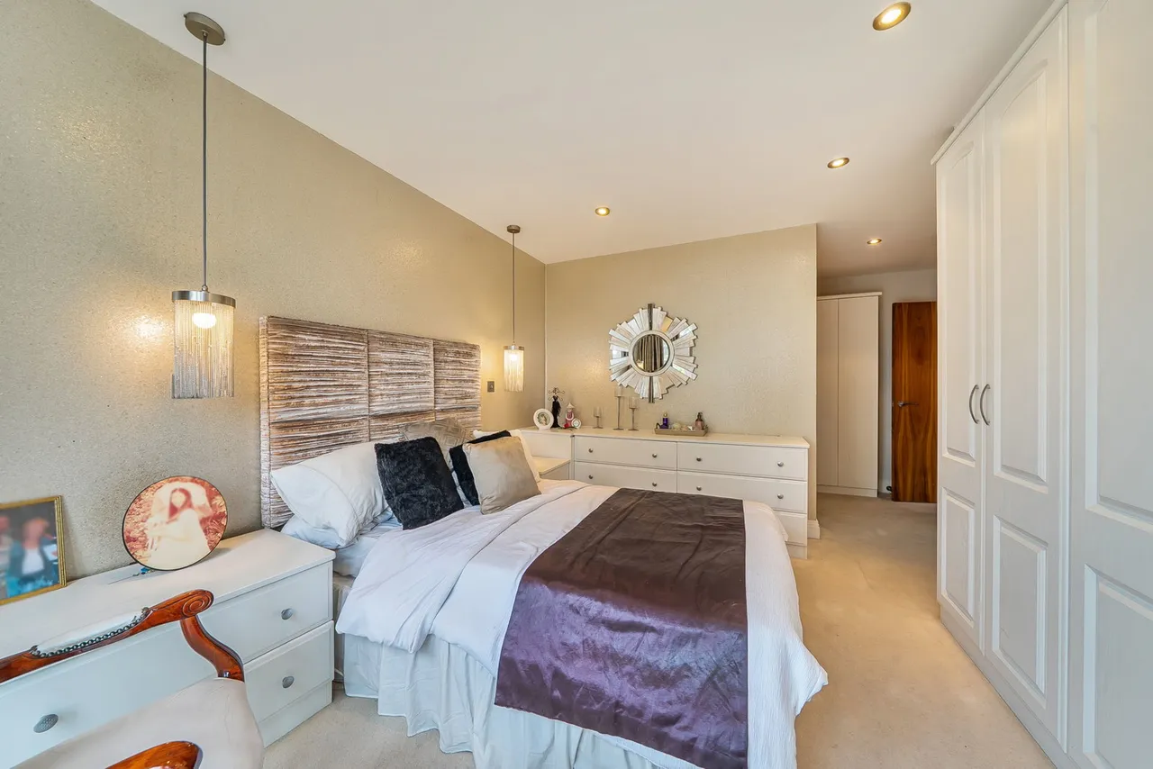 Bushey Gate, Sparrows Herne, WD23, photo 11
