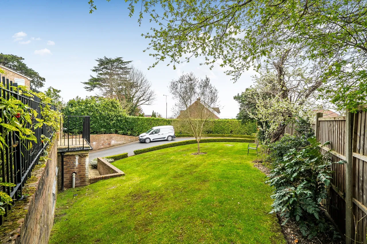 Bushey Gate, Sparrows Herne, WD23, photo 19