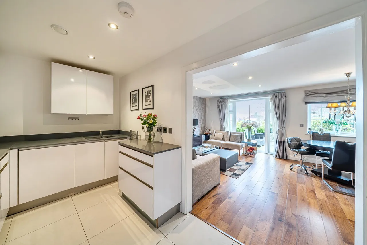 Bushey Gate, Sparrows Herne, WD23, photo 2