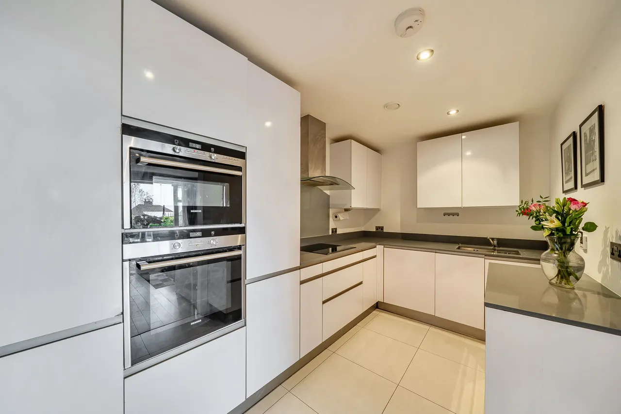 Bushey Gate, Sparrows Herne, WD23, photo 6