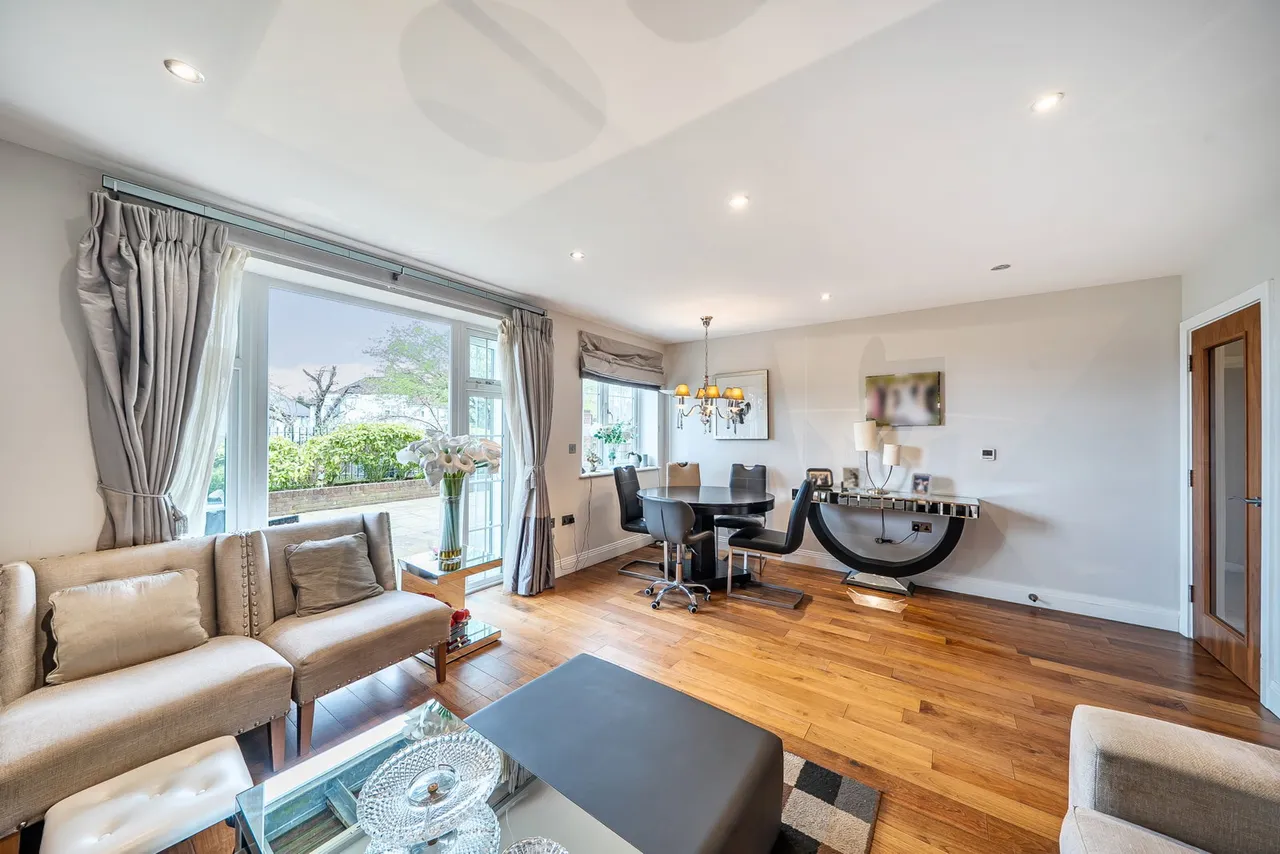 Bushey Gate, Sparrows Herne, WD23, photo 3