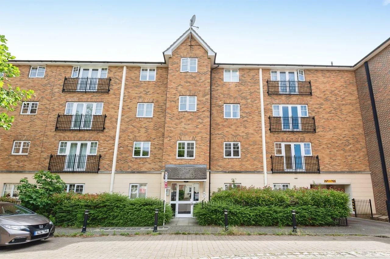 Caspian Way, Purfleet-On-Thames, photo 2