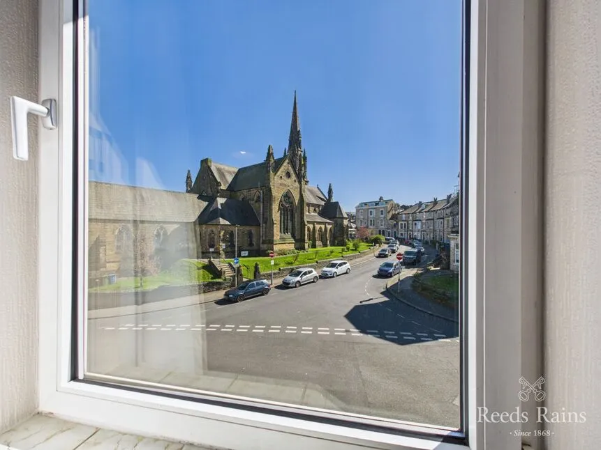 2 bed flat for sale, Grosvenor Crescent, Scarborough, YO11