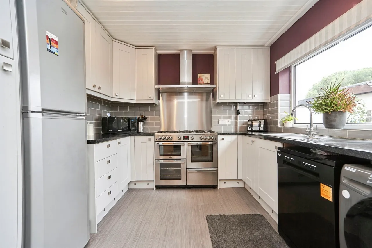 Banksfield Crescent, Yeadon, LS19, photo 6