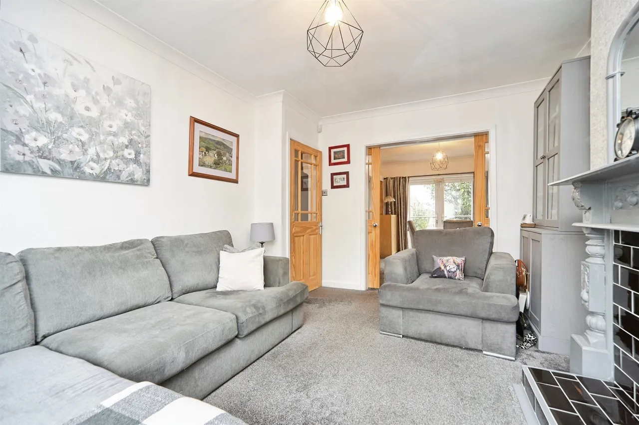 Banksfield Crescent, Yeadon, LS19, photo 3