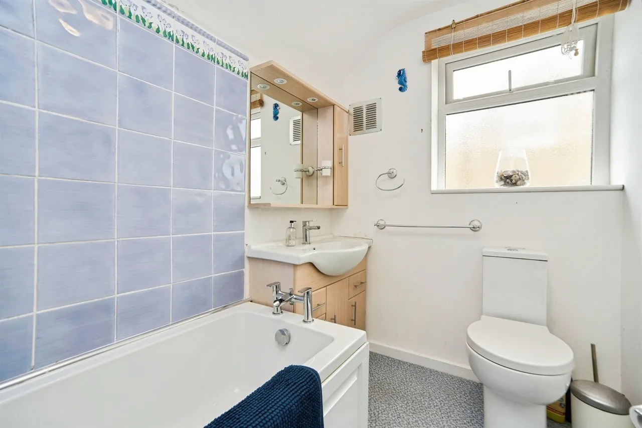 Banksfield Crescent, Yeadon, LS19, photo 19