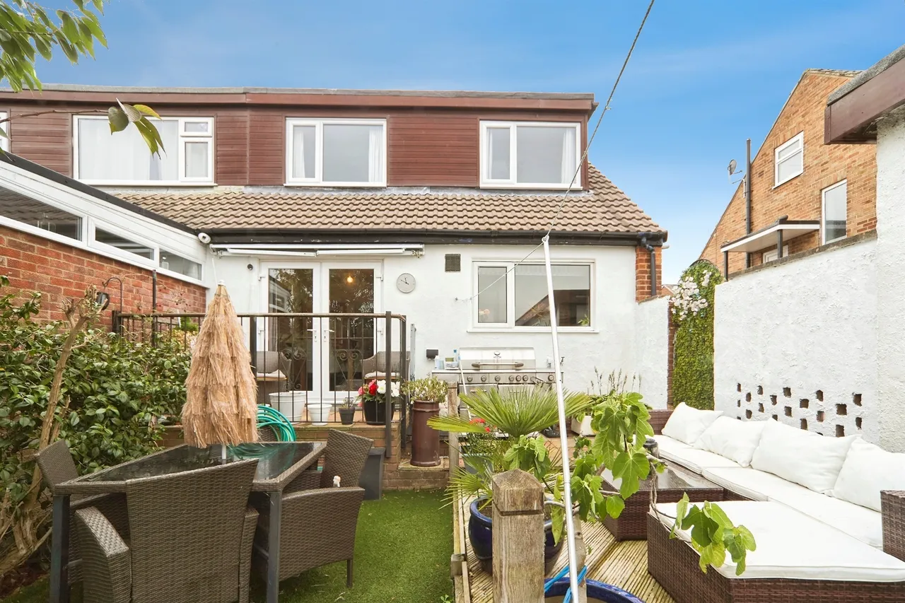 Banksfield Crescent, Yeadon, LS19, photo 8