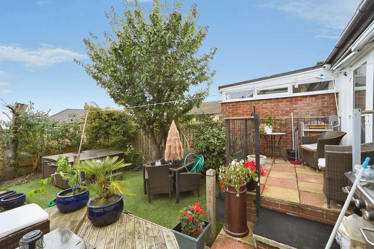 Banksfield Crescent, Yeadon, LS19, photo 12