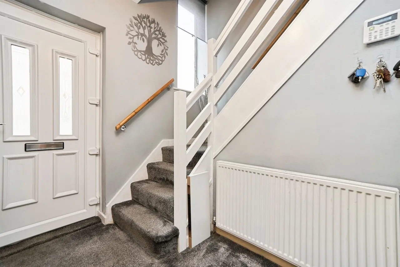 Banksfield Crescent, Yeadon, LS19, photo 11