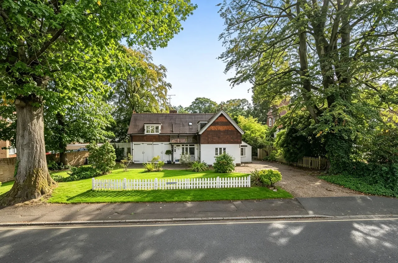 St. Georges Avenue, Weybridge, KT13, photo 17