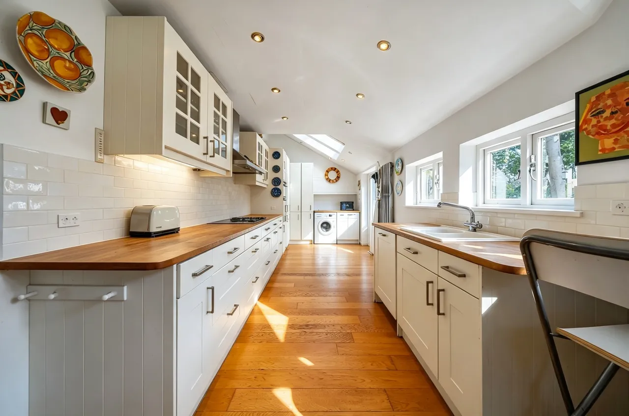 St. Georges Avenue, Weybridge, KT13, photo 3