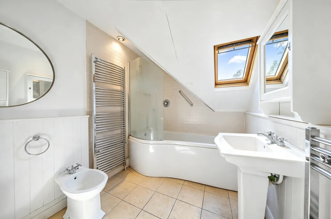 St. Georges Avenue, Weybridge, KT13, photo 15