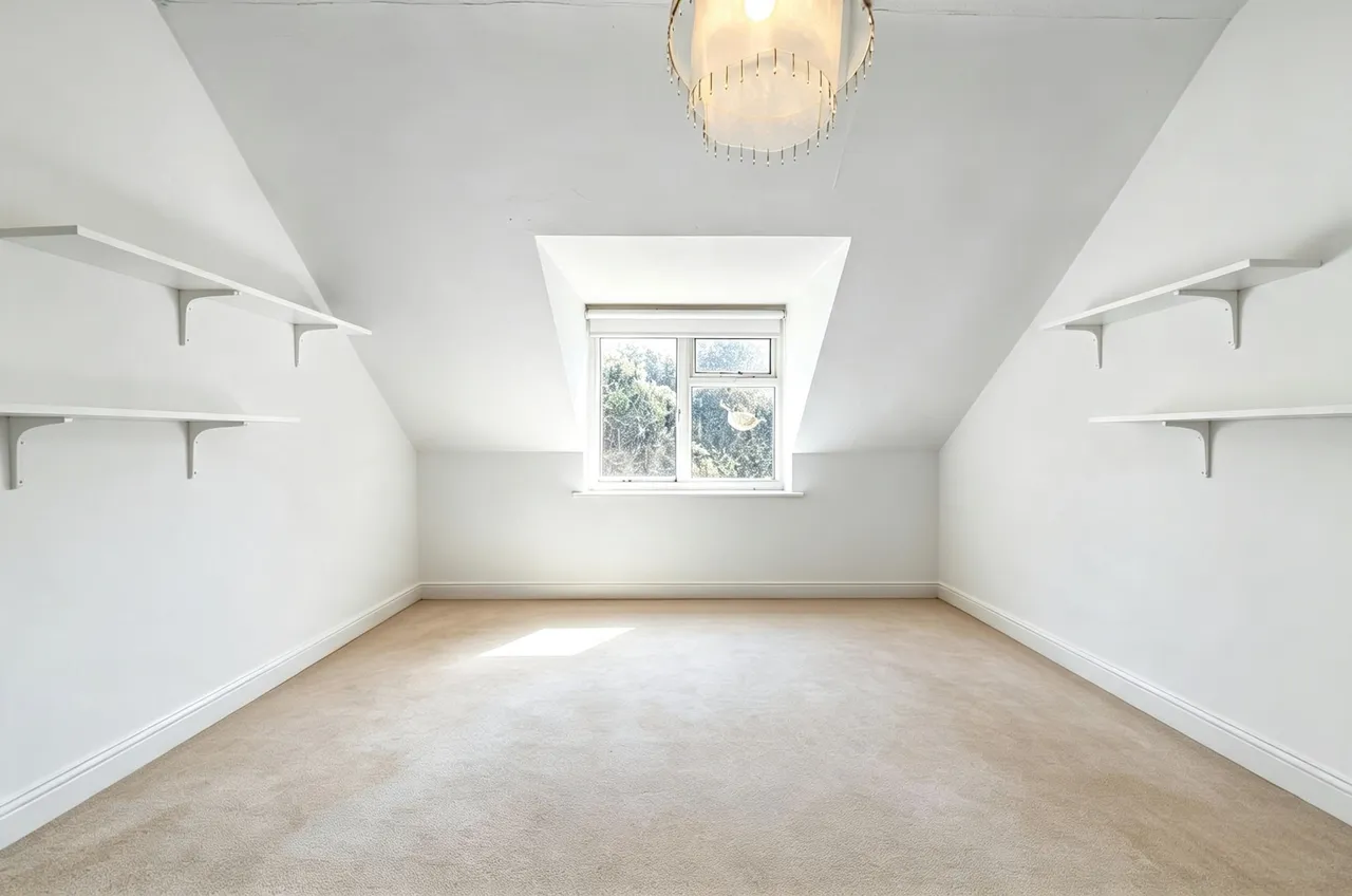 St. Georges Avenue, Weybridge, KT13, photo 14