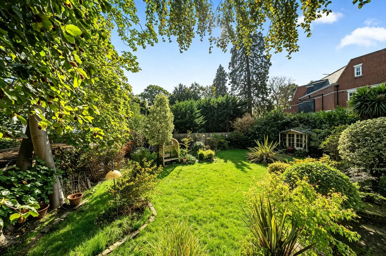 St. Georges Avenue, Weybridge, KT13, photo 10