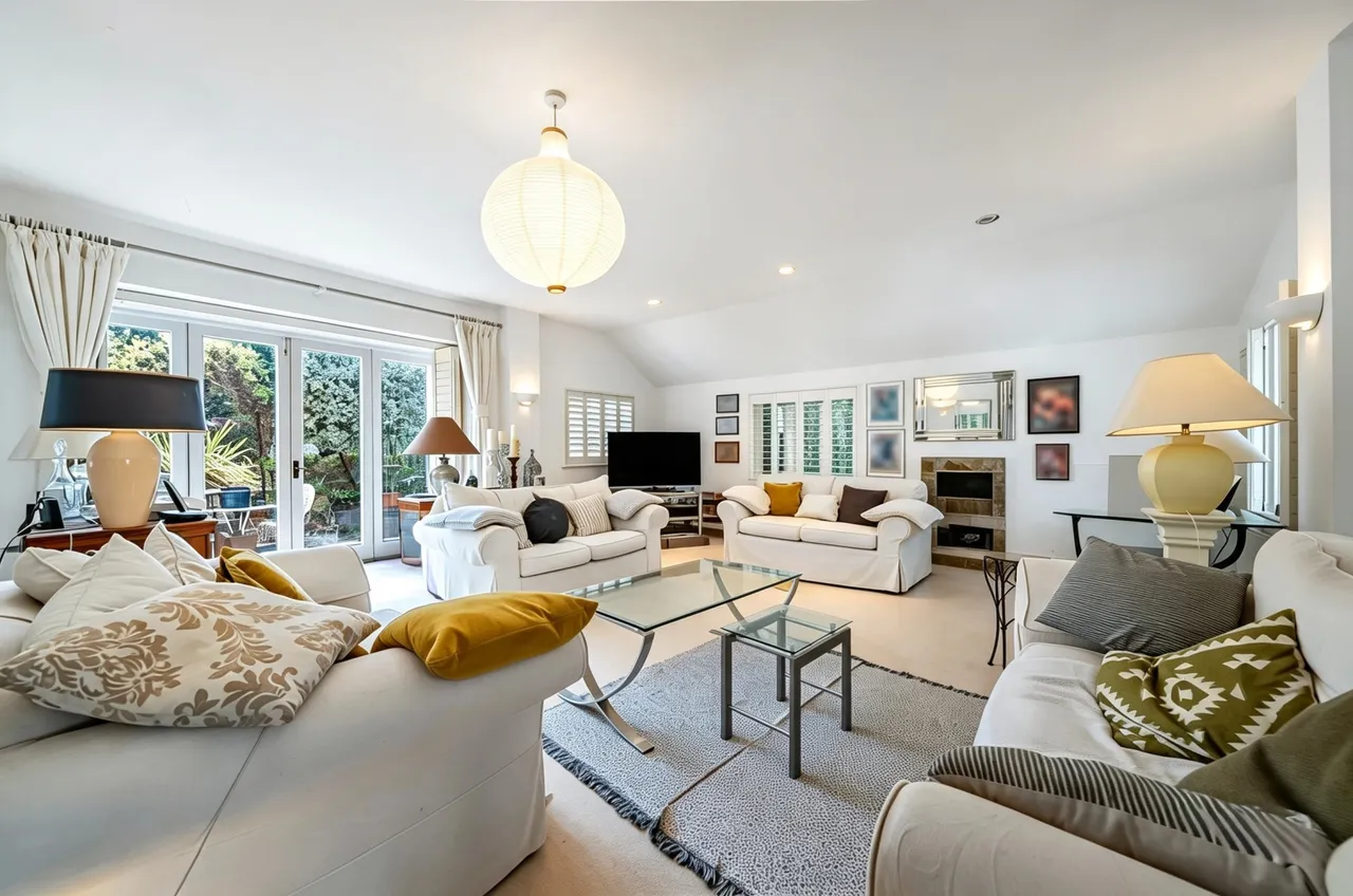 St. Georges Avenue, Weybridge, KT13, photo 2