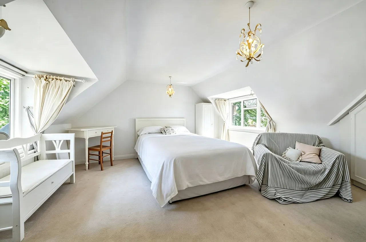 St. Georges Avenue, Weybridge, KT13, photo 11