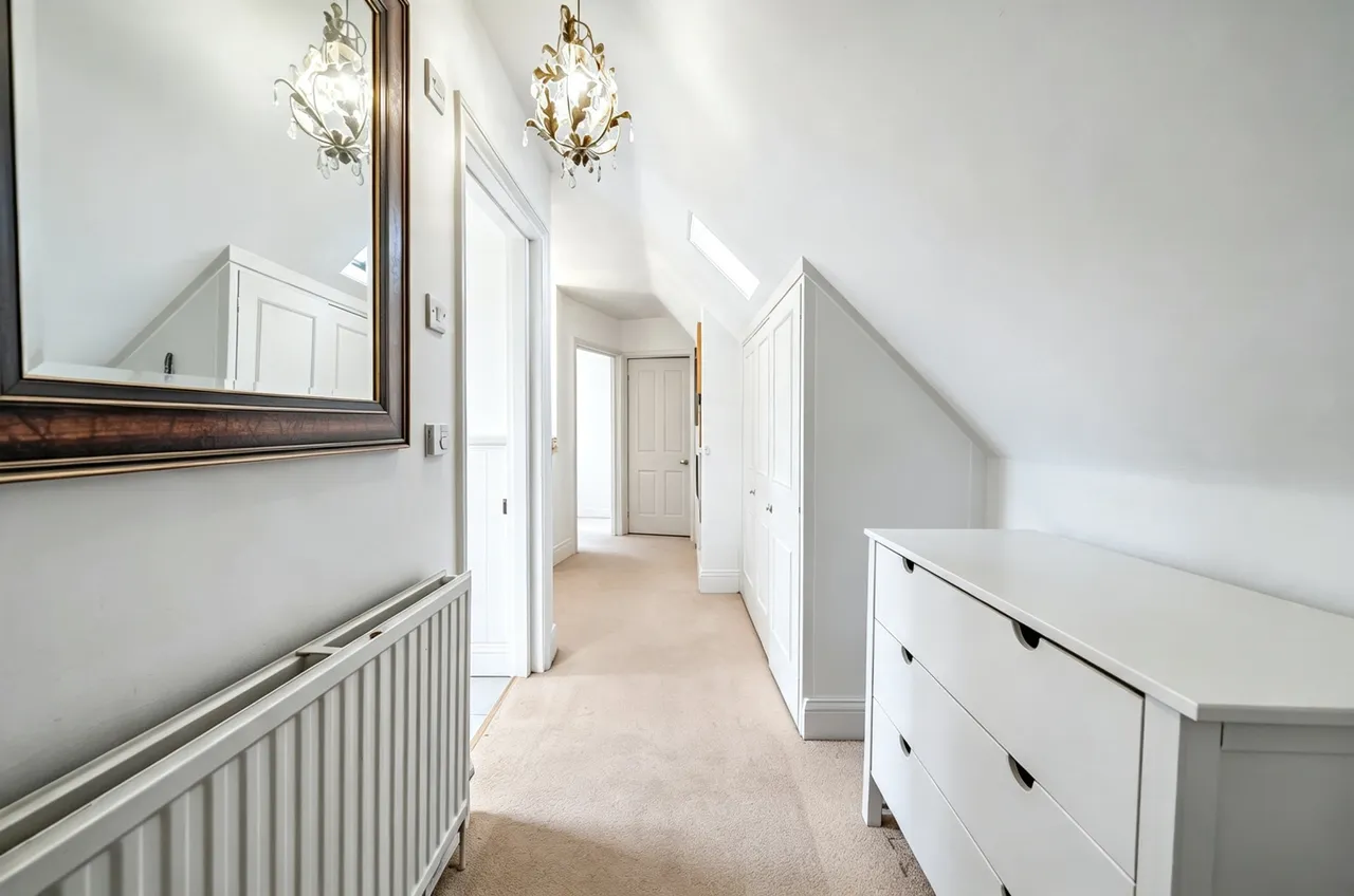 St. Georges Avenue, Weybridge, KT13, photo 12