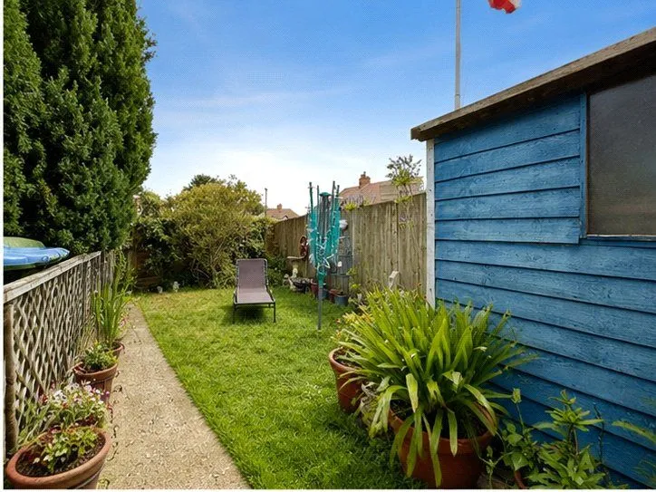 3 bed flat for sale — Gregory Crescent, London, SE9
