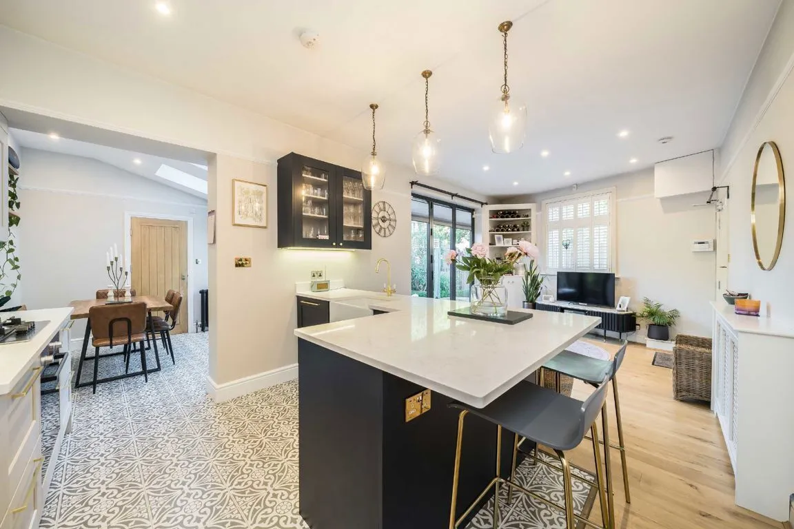 2 bed flat for sale, Weybourne Street, SW18