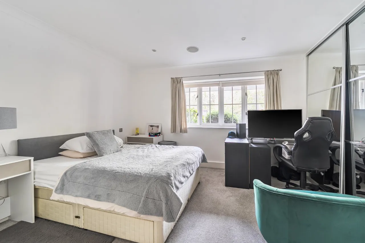 Waverley Lane, Farnham, GU9, photo 5
