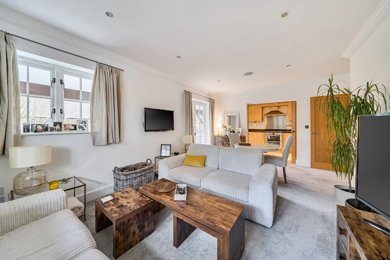 Waverley Lane, Farnham, GU9, photo 2